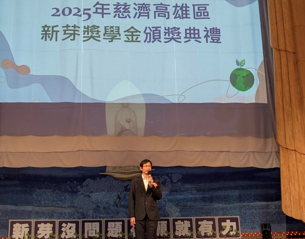 ▲高雄市政府教育局張紋誠專門委員勉勵得獎學子在行有餘力,也能為社會付出。(記者 李堂安 翻攝)
