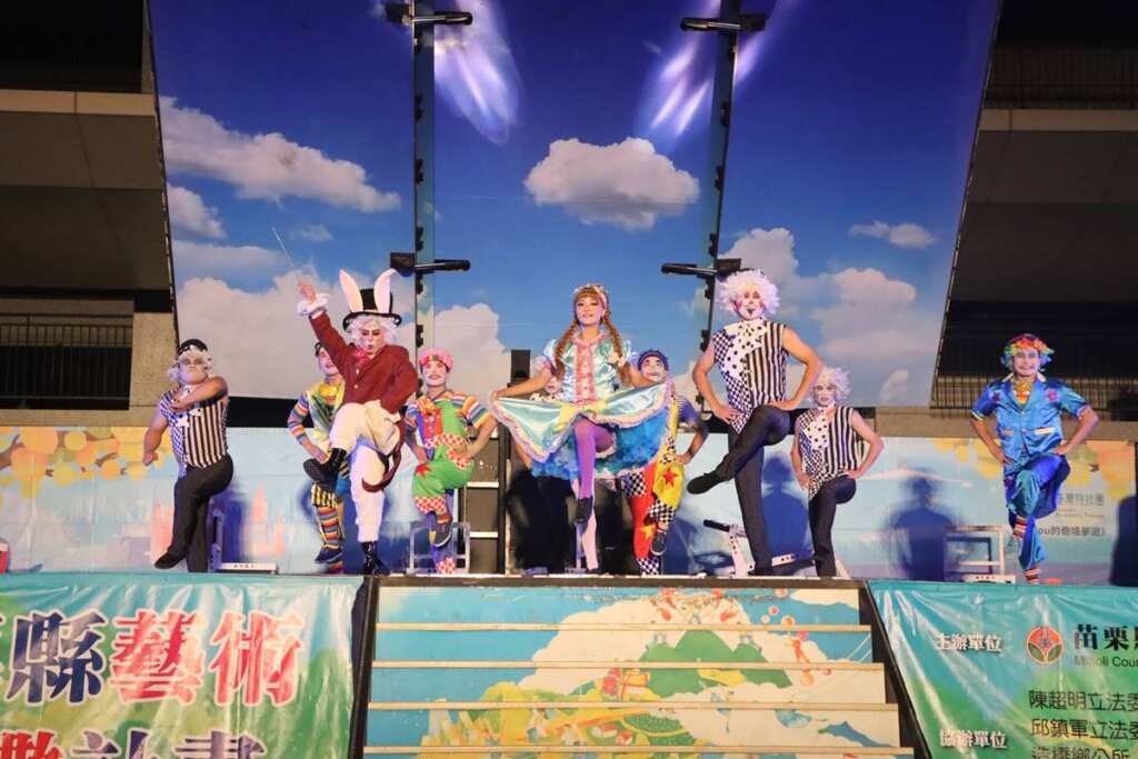 ▲紙風車劇團卡車藝術工程演出《愛麗PU的奇境夢遊》。