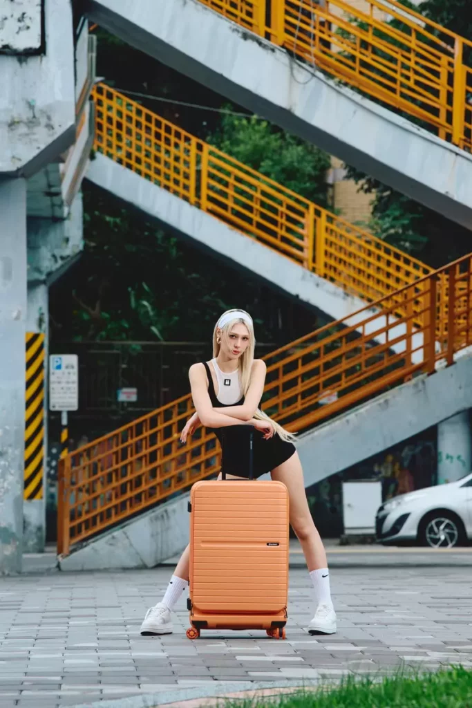 UNIVO KK98 延續萬國通路俐落現代感,為旅行穿搭增添時髦魅力。