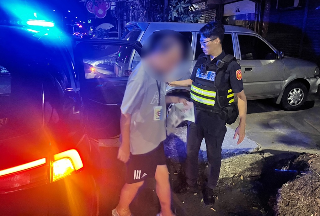 ▲圖說：身心障礙的翁男因錯過末班公車而呆立公車站牌旁，員警瞭解其困境後主動載送回住處 （圖／台中市政府 提供）