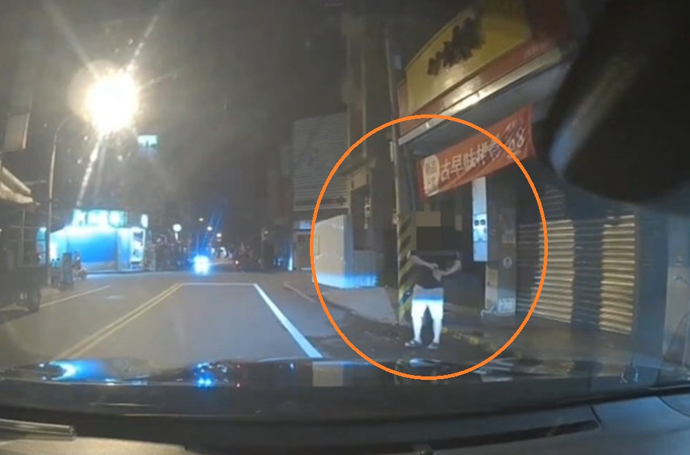 手拿剁刀三七步逛大街 疑吞食安眠藥警壓制管束 207 cnews204251109a03