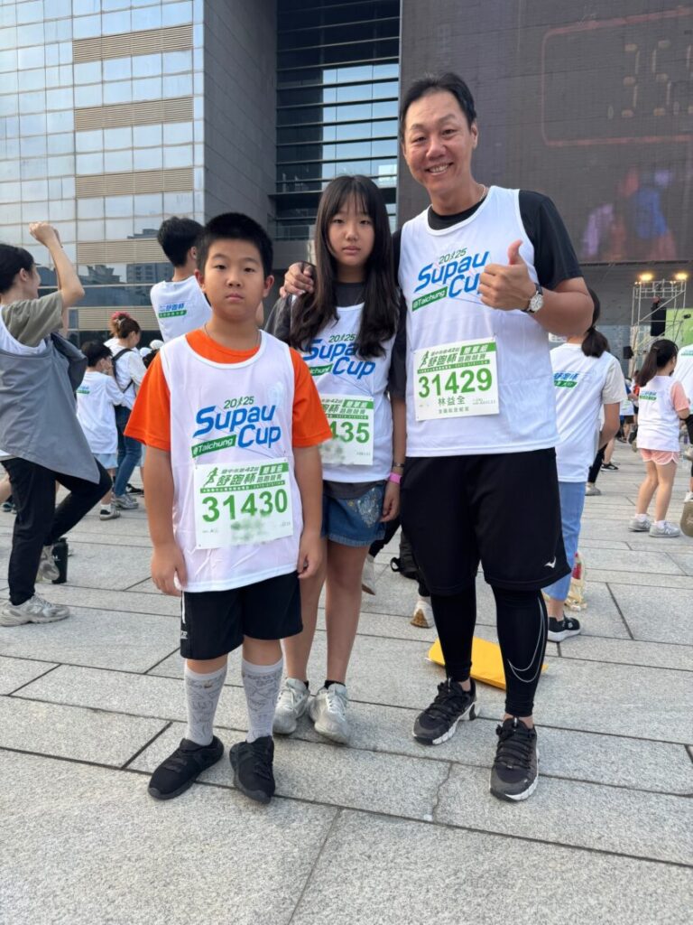 林益全帶著兩個孩子一同參賽，現場氣氛熱烈溫馨。（圖／記者林家嘉攝）