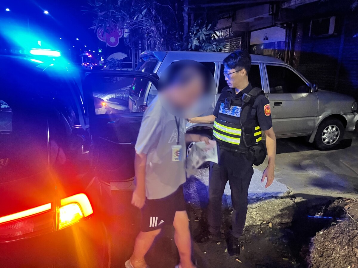 ▲直到踏進家門口,男子才化解焦慮,終於露出笑容。