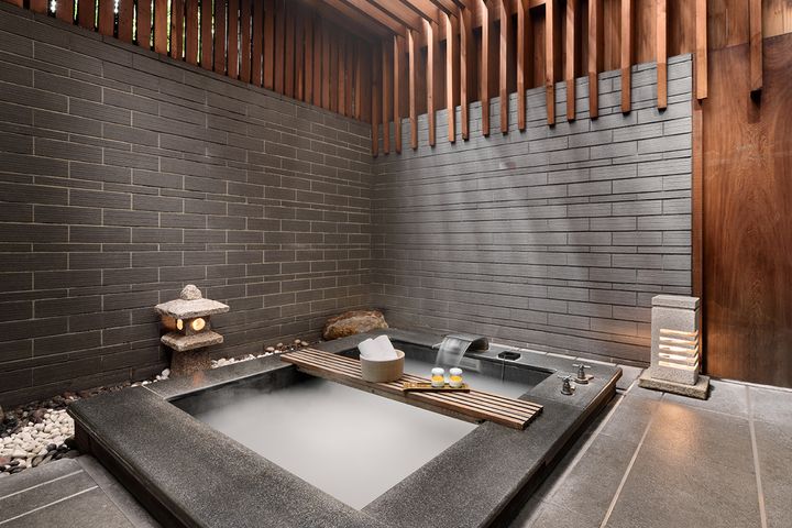 高人氣的雙人獨立湯屋,推出「獨立湯屋套票」每套3張售價6,600元,享受90分鐘不被打擾的幽靜與自在,獨享白磺泉的滋潤與寵愛。 圖:北投麗禧溫泉酒店/提供