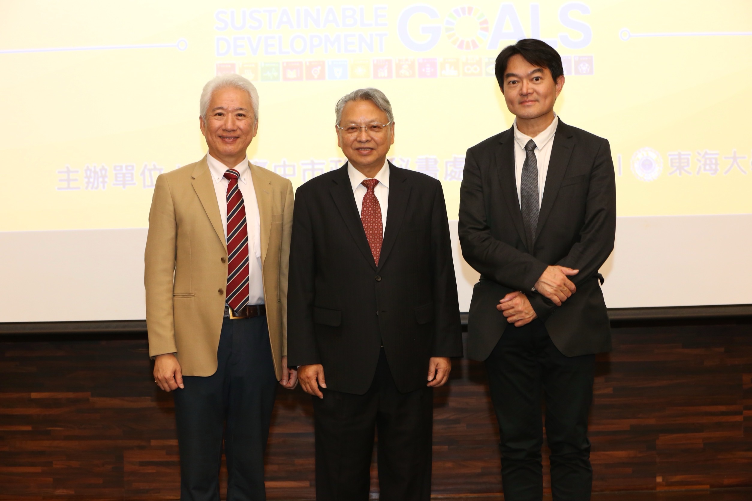 圖 東海大學副校長劉正-左-令狐執行長-東海大學公共事務處長黃兆璽 記者王偉翻攝