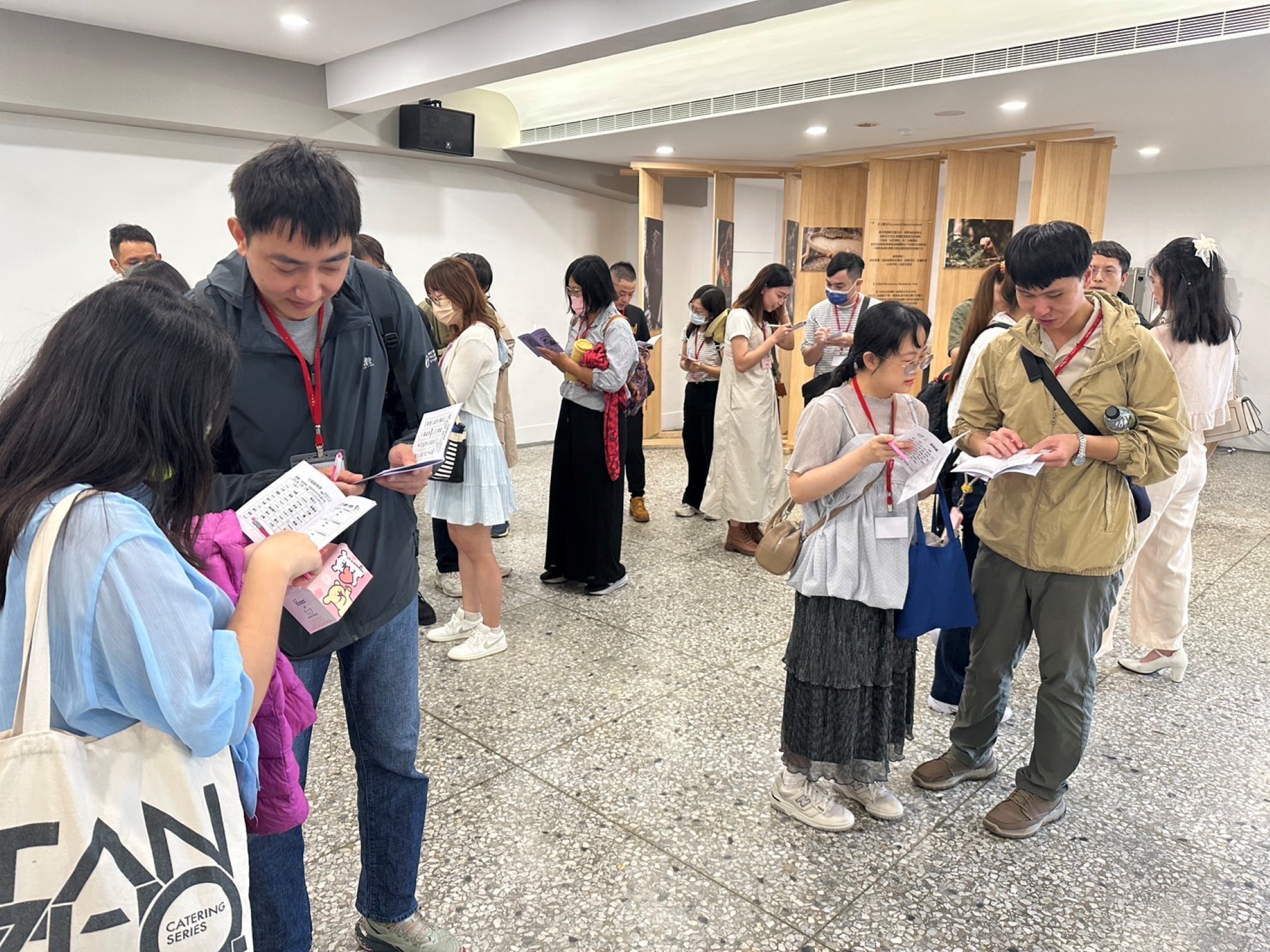 圖 參加者透過趣味互動遊戲-輕鬆交流-尋找心動的有緣人 記者王偉翻攝