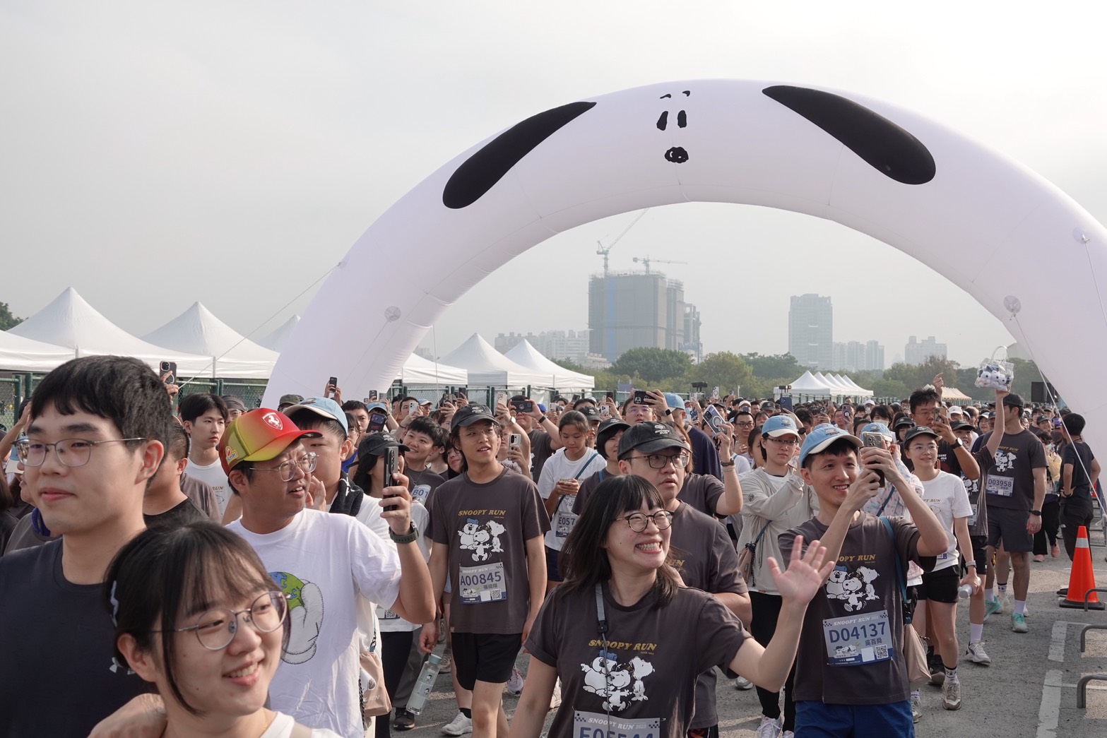 圖 6千名跑者穿過史努比造型拱門起跑-場面充滿童趣 記者王偉翻攝