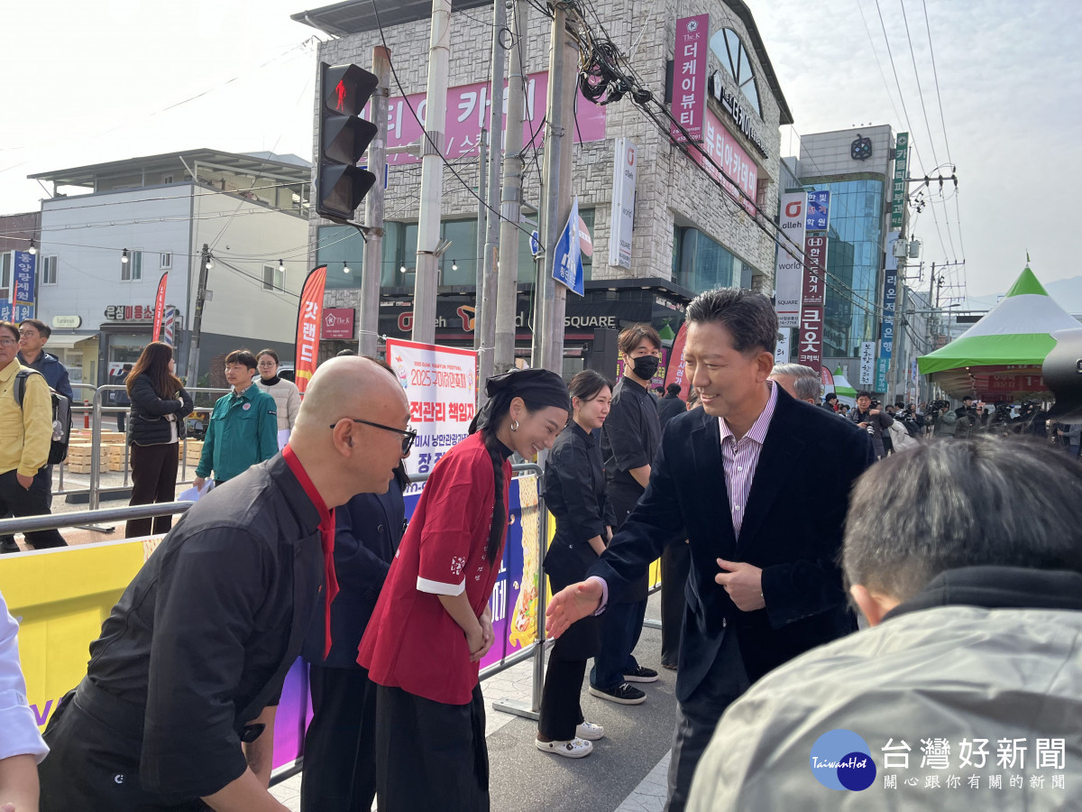 開幕式，龜尾市長金璋鎬與桃園市攤商代表致意。