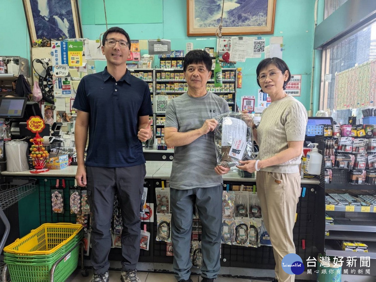 信義鄉地利村南盛商店與林業保育署南投分署合作推動之「保育柑仔店」正式開張 。（南投分署提供）