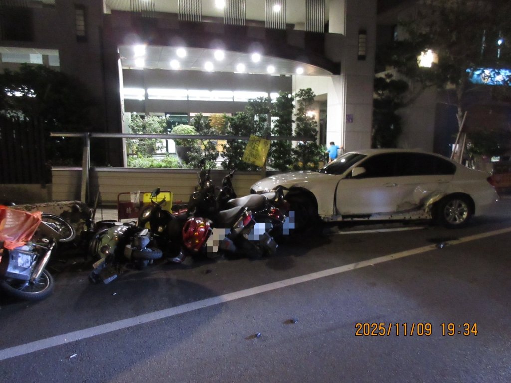 一秒恍神釀「連環撞」!大里女駕駛疑疲勞開車 lexus掃進13輛機車所幸無人傷**