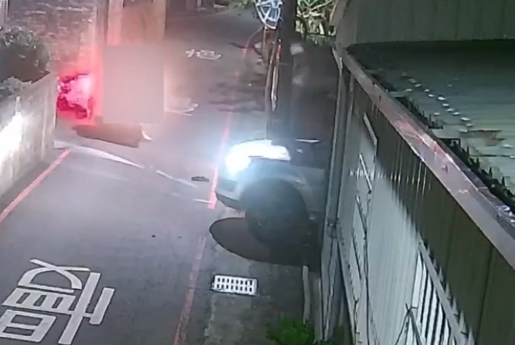 車內藏毒拒檢 硬闖窄巷亂竄卡住棄車跳窗逃逸