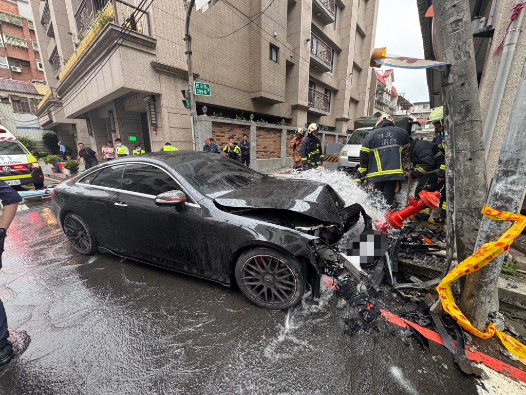 撞擊畫面曝光！新莊自小客車撞消防栓　車內搜出喪屍菸彈