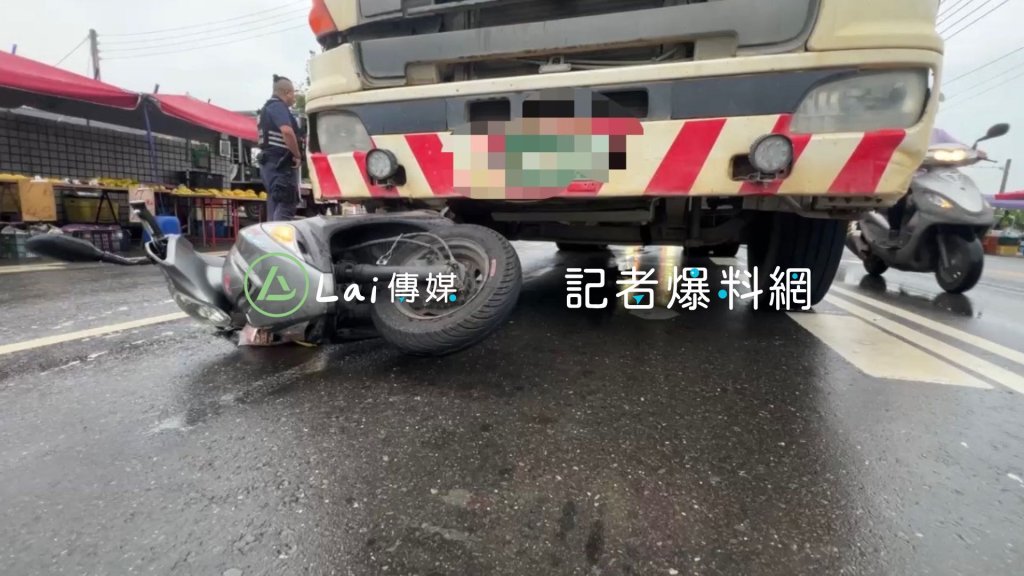快訊/鬼切遭撞!高雄女騎士腳遭水泥車重壓 柏油路染一攤血