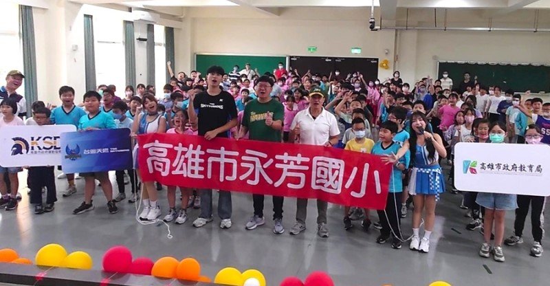 台鋼天鷹啦啦隊球員「校園出任務」首站永芳國小   受到師生熱烈歡迎