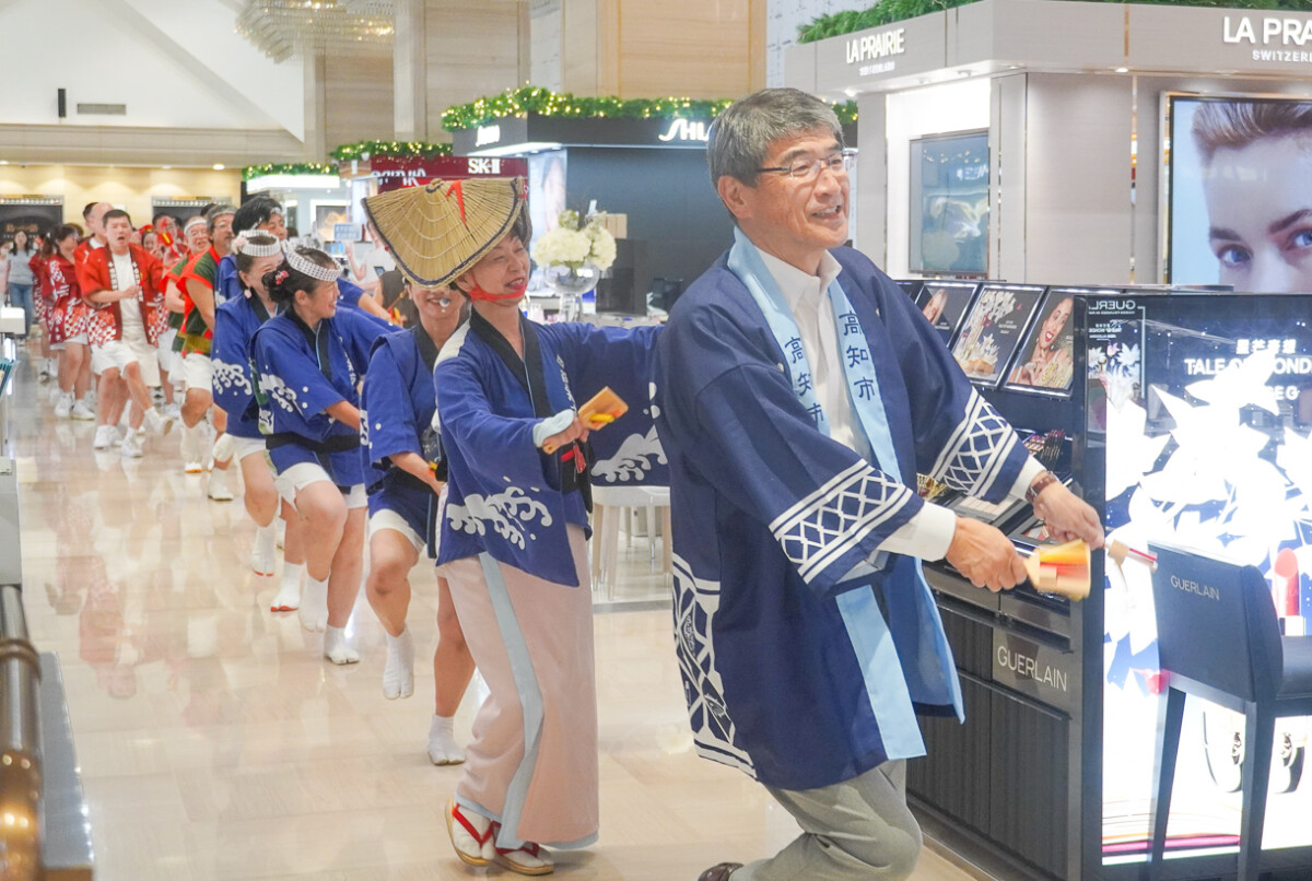 ▲日本高知市市長桑名龍吾，帶領著YOSAKOI當地職人、與百人隊伍，搖擺吶喊跳舞前行，震撼全場。（圖/漢神巨蛋提供）