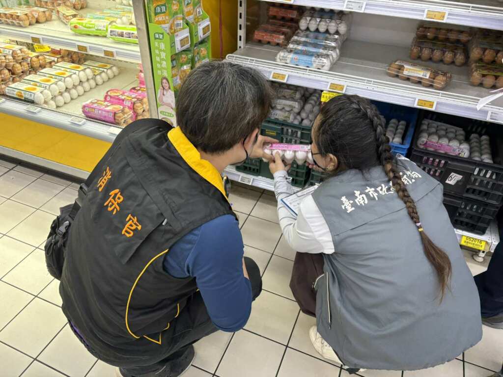 ▲臺南市政府衛生局當日派員稽查佳里區大全聯蛋品風險案。