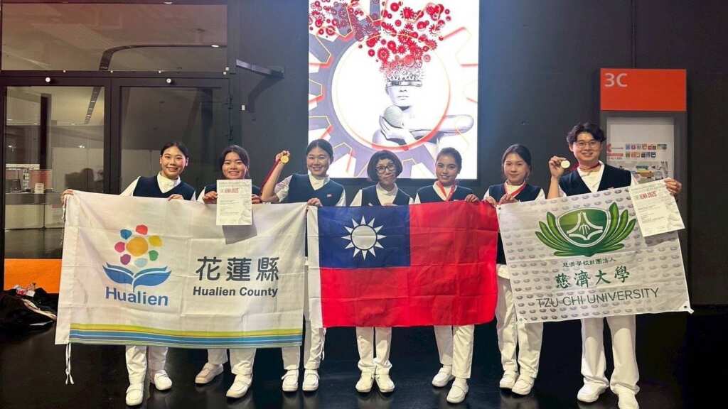 ▲花蓮縣政府青年發展中心輔導慈濟大學創新團隊,以「多點式醫療管路固定暨調整裝置」及「智能約束裝置」兩項創新醫材,於 2025 iENA 德國紐倫堡國際發明展榮獲金牌及銀牌殊榮!