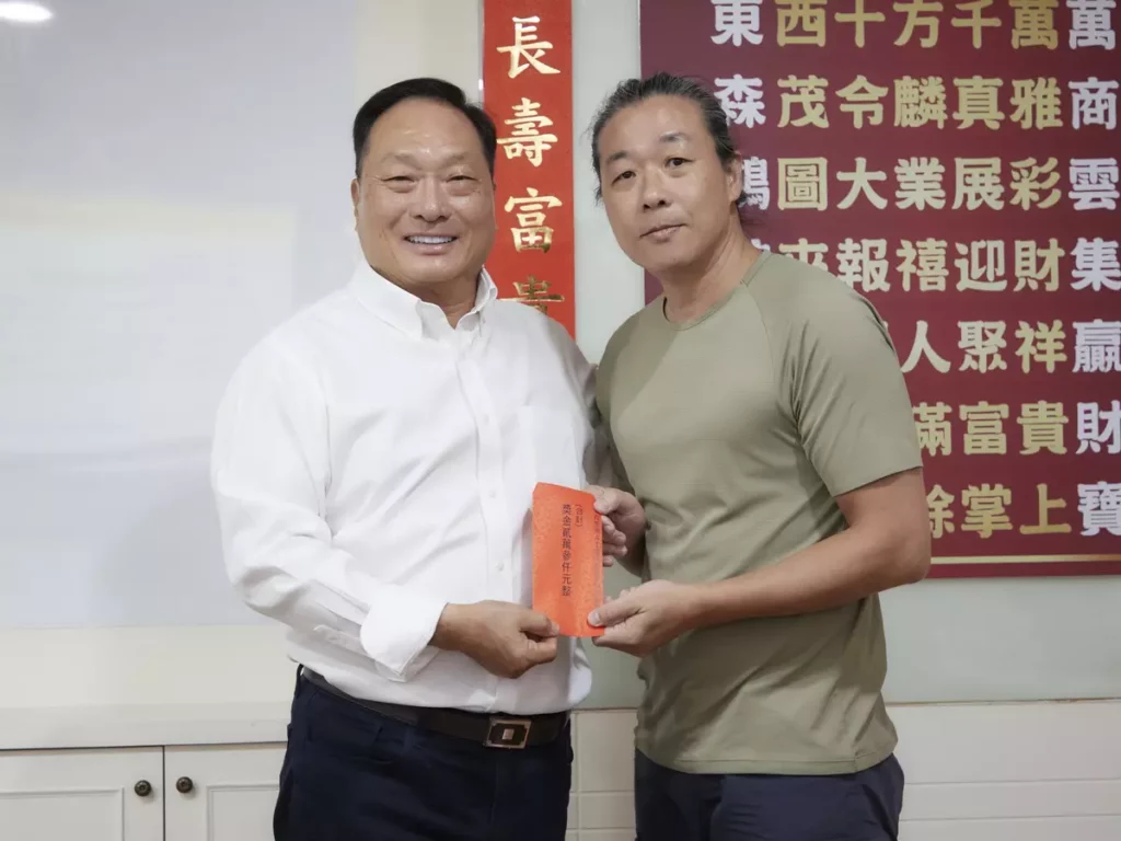 東森集團總裁王令麟頒發AI應用獎金給表現優異的同仁,鼓勵全體員工以AI創新思維提升工作效率與數位能力。