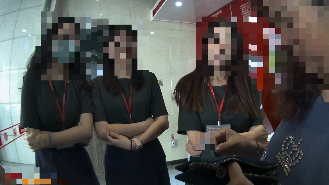 ▲圖說:李姓女子欲解定存250萬匯進網路「老公」推薦的虛擬貨幣投資平台,銀行出動3位行員與警員聯手勸阻 (圖/台中市政府 提供)