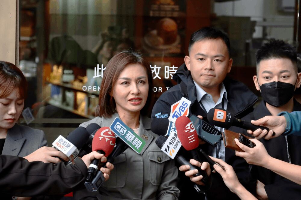 搶頭香登記民進黨高雄市長初選 邱議瑩自評對高雄最有規劃與想法 216 照片來源:邱議瑩競選團隊