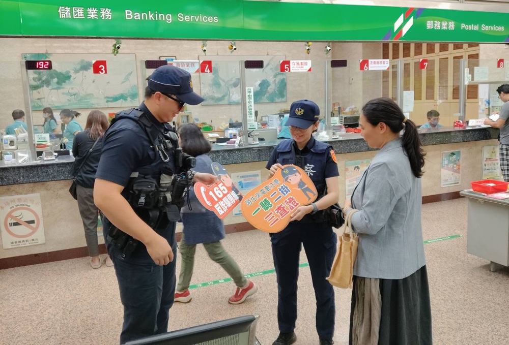普發1萬元將登場 台南警加強金融機構與超商巡守 210 cnews204251110a07
