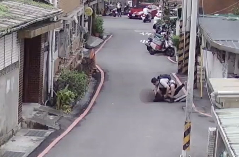 28歲女求職當詐欺車手 母急報警埋伏連逮監控男 215 cnews204251110a13