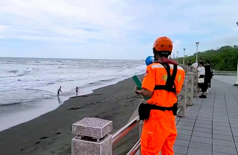 颱風鳳凰逼近 海巡提醒勿進入公告警戒區違者逕行開罰 224 cnews204251110a17