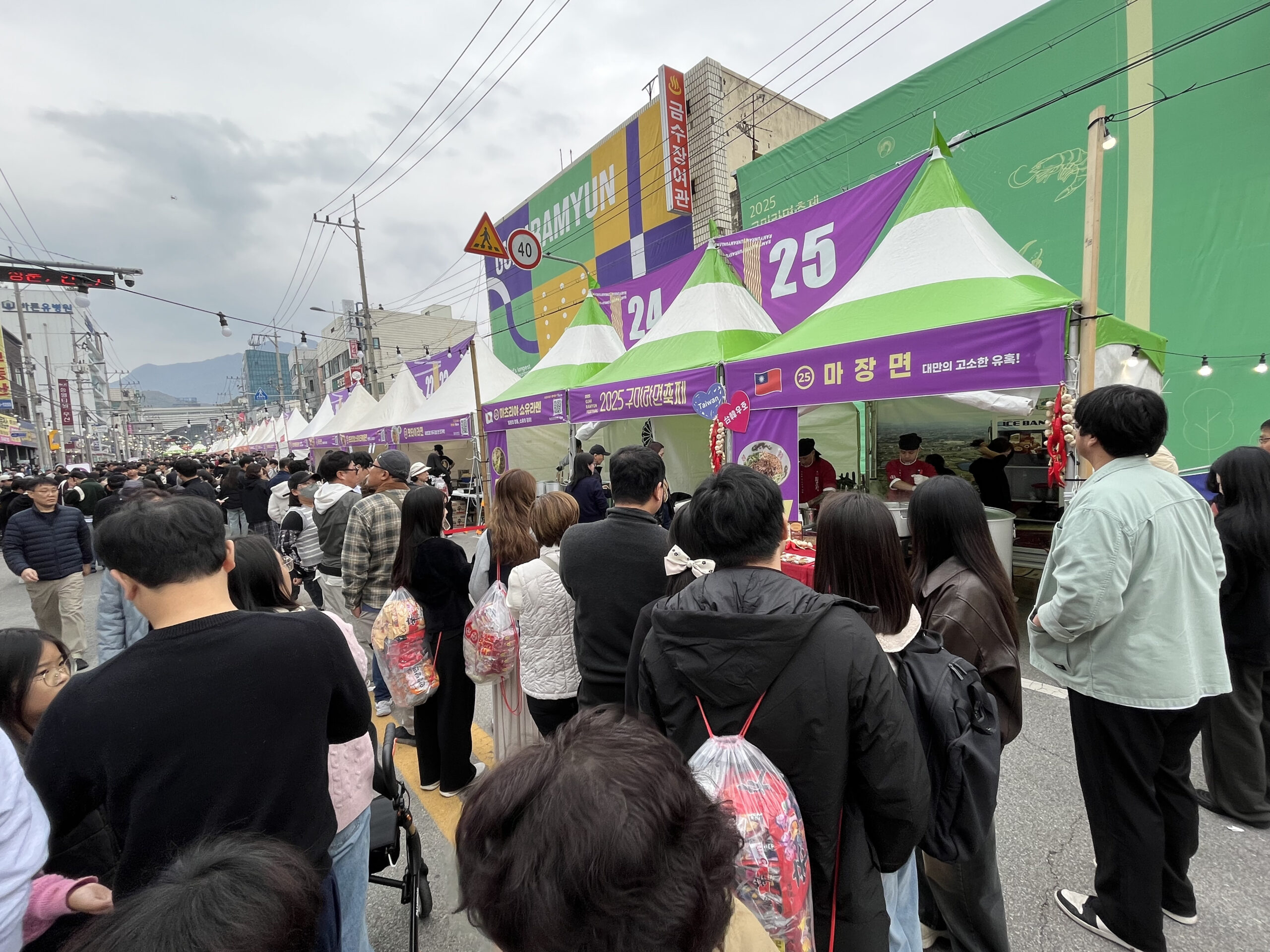 桃園連3年參加韓國龜尾拉麵慶典 傳遞台灣經典好滋味 2025龜尾拉麵慶典活動會場參與人數眾多,非常熱絡 scaled