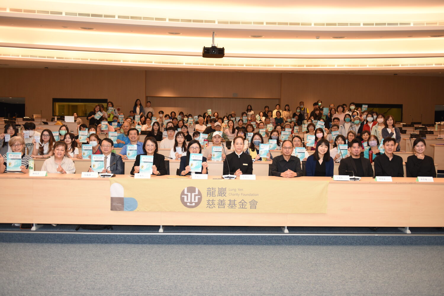 「2025市民公益講座──最後一哩路的生命智慧:照護、陪伴、溝通與撫慰」9日登場,活動結合音樂欣賞、專家演講與實務座談,吸引滿滿民眾熱烈參與。(圖/記者翻攝)