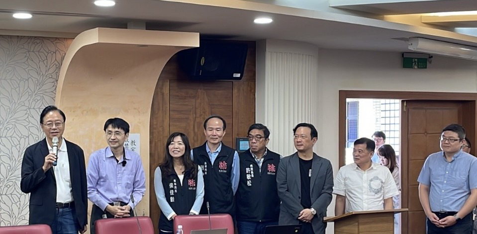 桃園市長張善政(左1)出席「全球科技領航~AI.半導體講座」親勉學子,左2為YouTube《曲博教室》主持人曲建仲博士。(圖/記者翻攝)