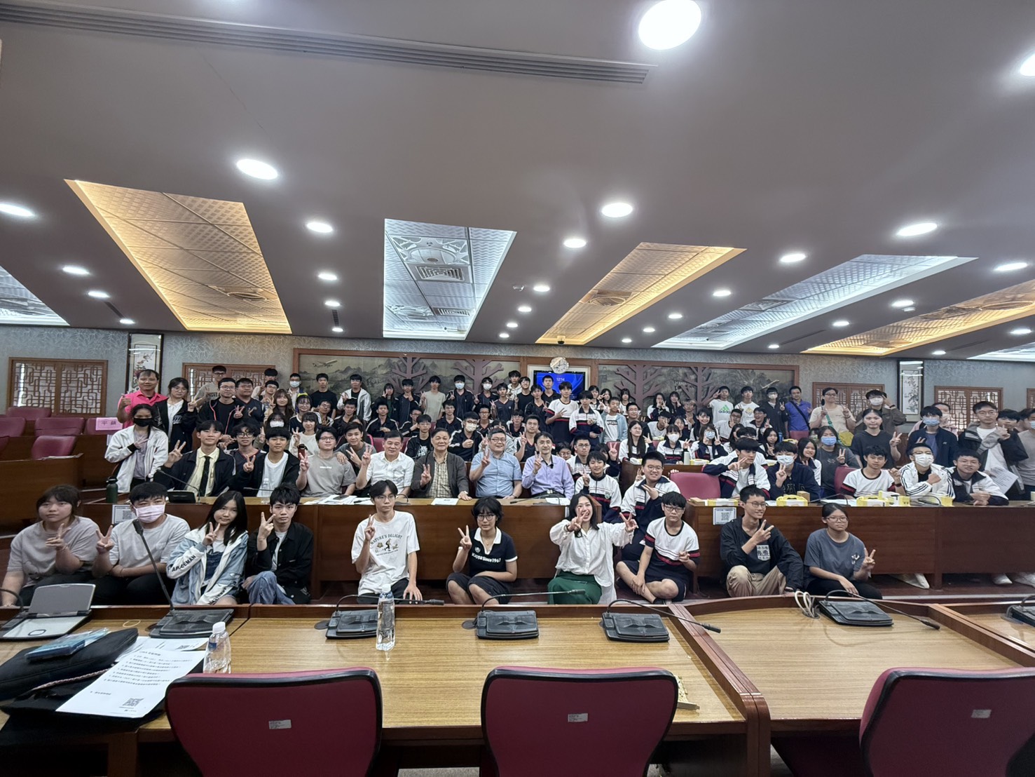 台灣學聯與桃園市陽明高中共同主辦的「全球科技領航~AI.半導體講座」,與青年學子探索AI時代的科技發展與職涯新方向。(圖/記者翻攝)