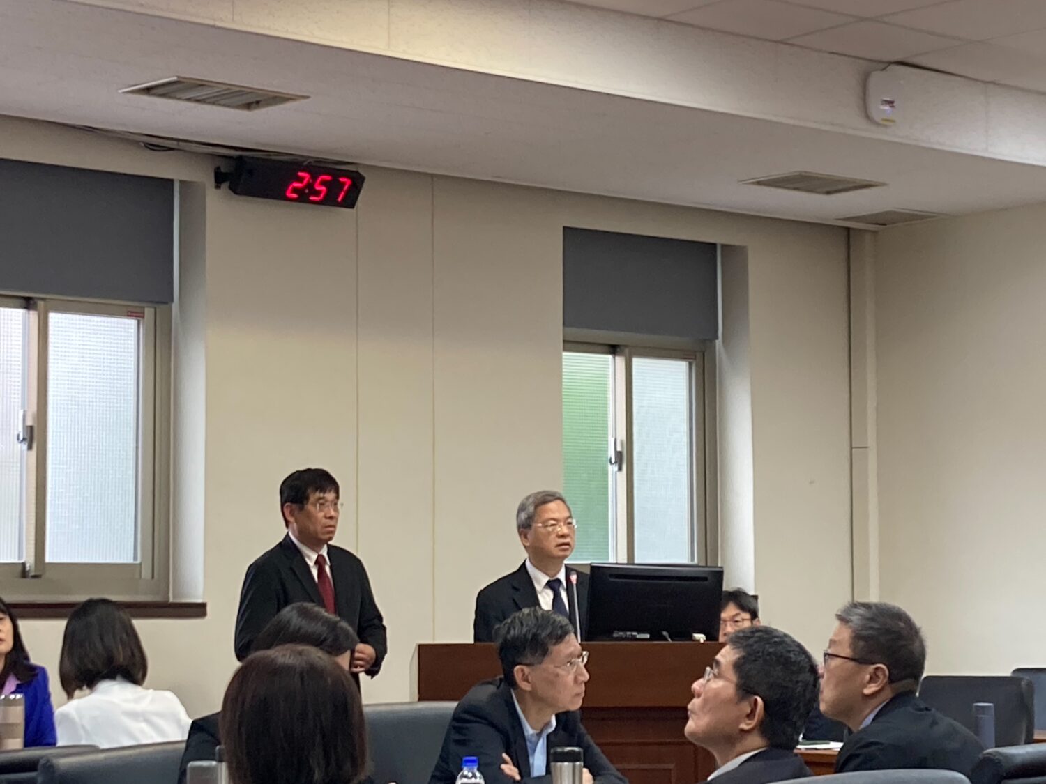 經濟部長龔明鑫回應,該案場由聯合再生能源公司經營,已在2小時內完成撲滅。(圖/張啓楷國會辦公室)