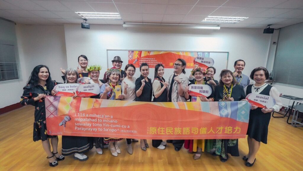 結業式當天,全體學員與講師及原語會團隊合影留念,象徵族語主持新世代正式啟程。(圖/原語會提供)