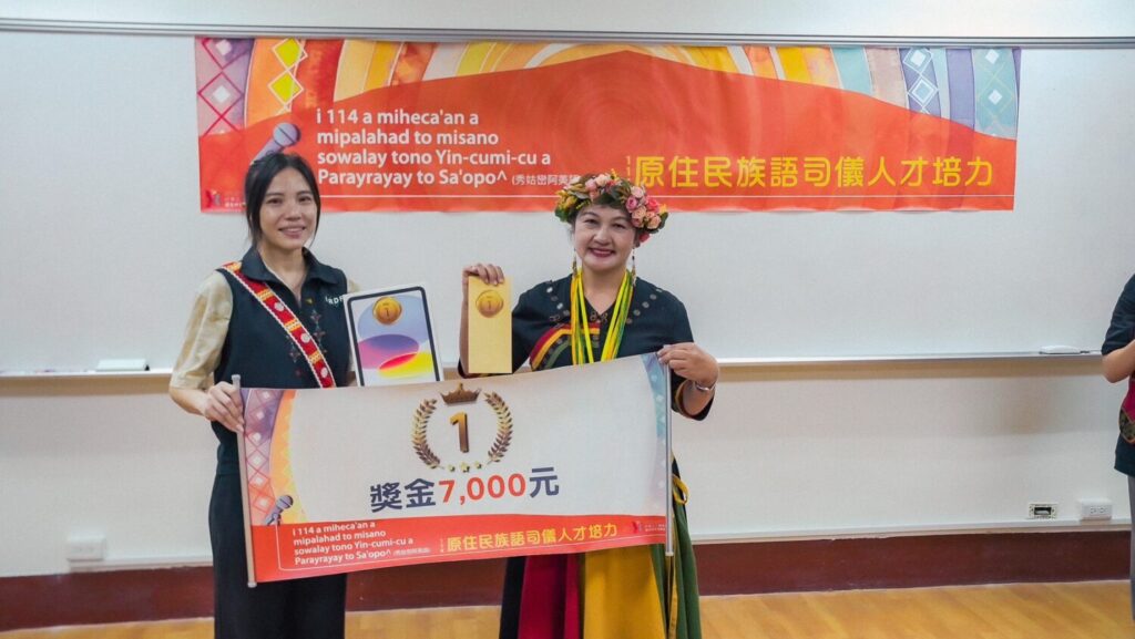 學員Valis Maibut胡佩菁榮獲基礎班花蓮場第一名,獲基金會教育推廣組鄭庭安研究員贈與獎金與獎品以資鼓勵。(圖/原語會提供)