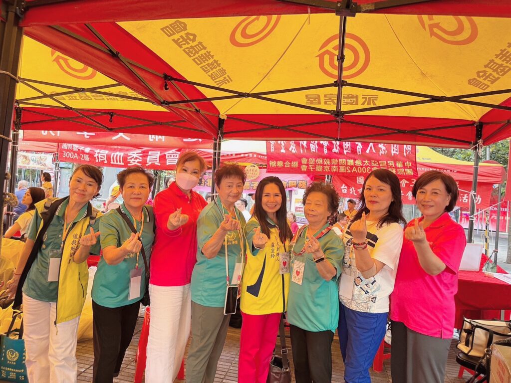 盧宜鈴老師與志工們在捐血活動現場,用微笑傳遞溫暖,用行動延續愛。(圖/亞太急難關懷救助協會 提供)