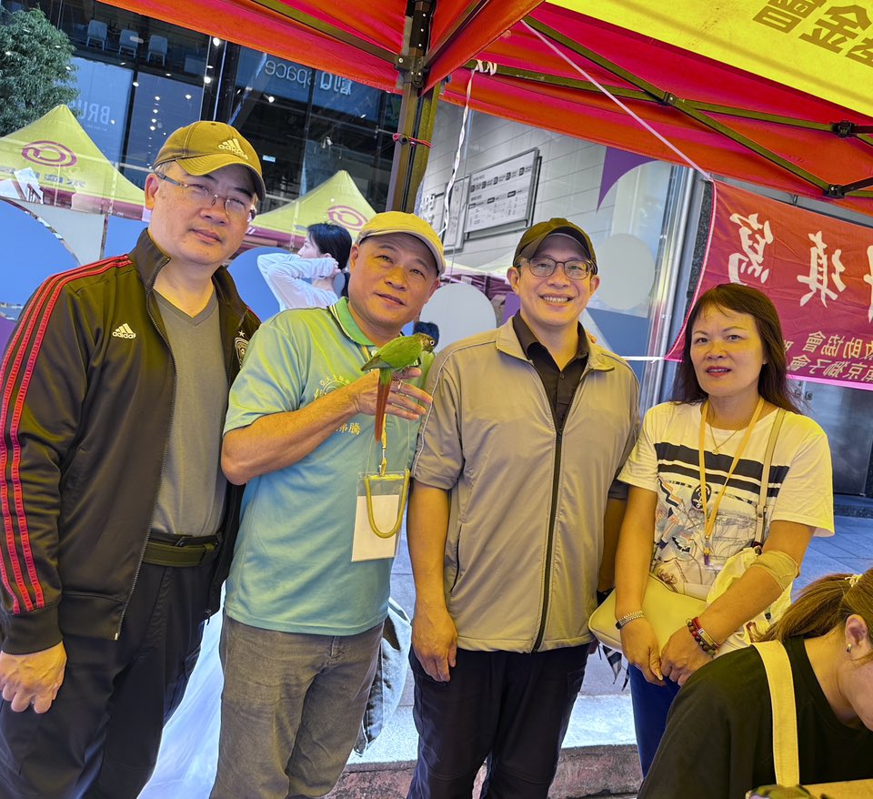 有機茶園「白錦祥茶王子」(左二)。(圖/亞太急難關懷救助協會 提供)