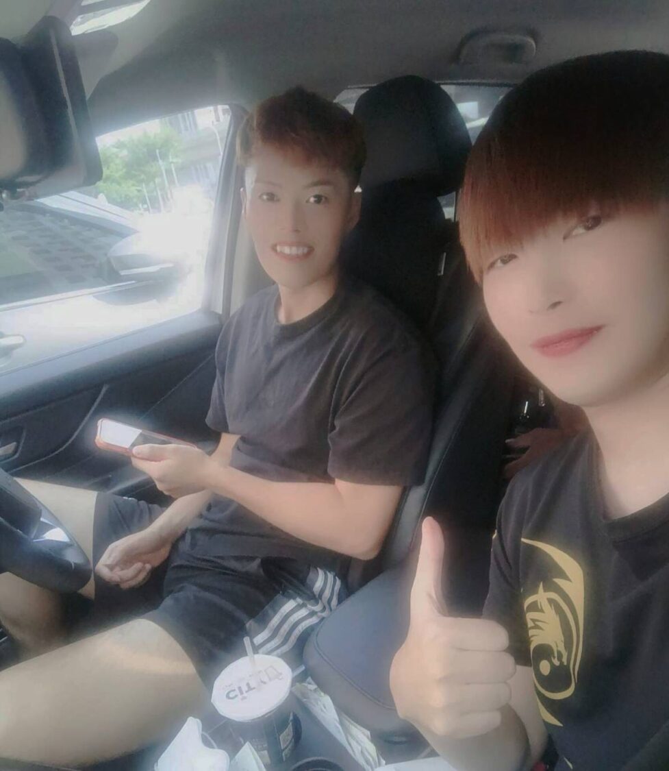 YouTuber 吳星毅(左)與防身教練陳勇正(右)在車內共同構思拍攝內容,這次跨界合作影片意外引爆網路熱潮,5天突破10萬觀看次數。(圖/受訪者提供)