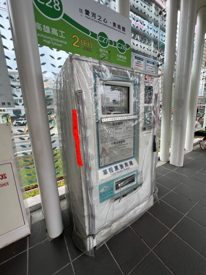 ▲輕軌車站設施增設防潑水透明罩。