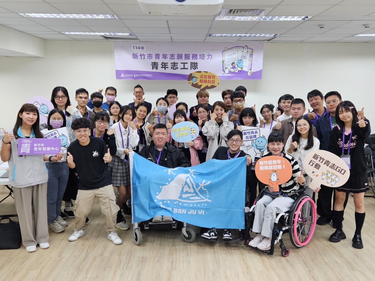 ▲志工培訓課程中,講師陳信如與青年志工合影,共同記錄學習多媒體創作的精彩瞬間。