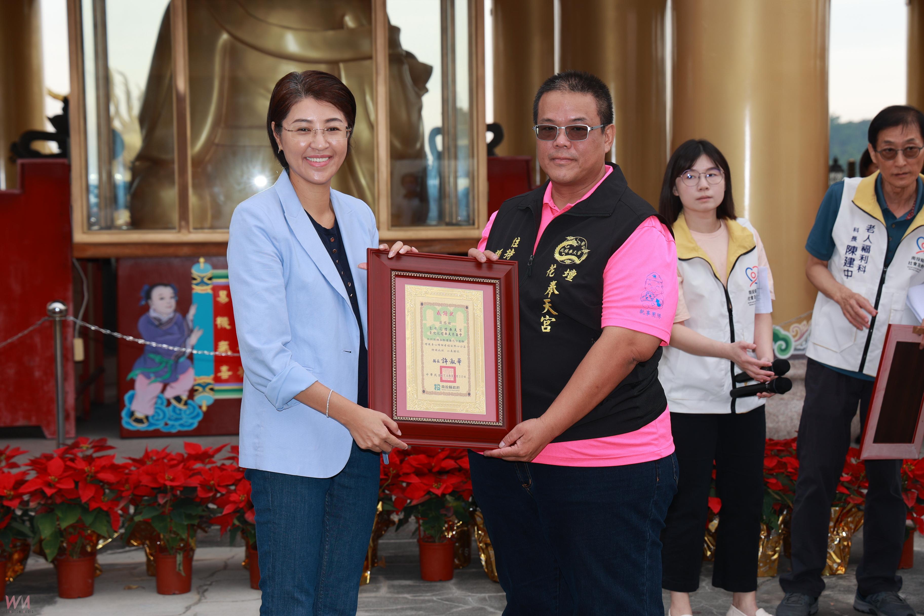 中寮法華寺花壇奉天宮捐贈兩輛復康巴士 南投縣府頒感謝狀答謝 - https://www.watchmedia01.com