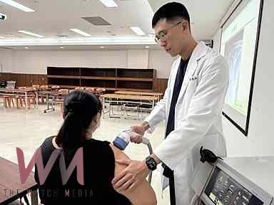 右手痛到無法舉起 嘗試體外震波治療 回工作崗位輕鬆操刀設計髮型 - https://www.watchmedia01.com