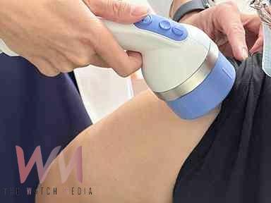 右手痛到無法舉起 嘗試體外震波治療 回工作崗位輕鬆操刀設計髮型 - https://www.watchmedia01.com
