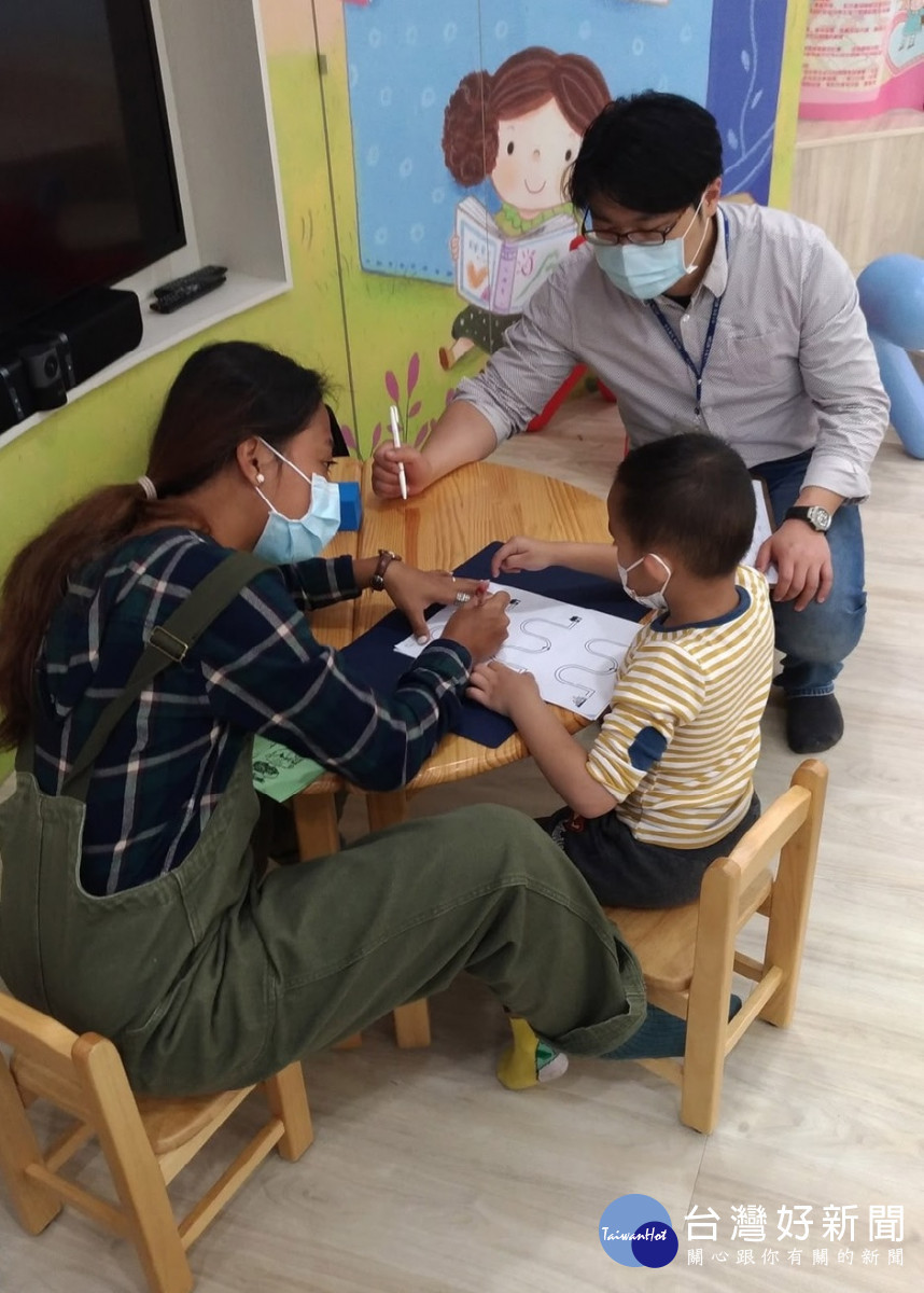 新竹臺大分院精神醫學部林建亨醫師以耐心與愛心，守護每位孩子。