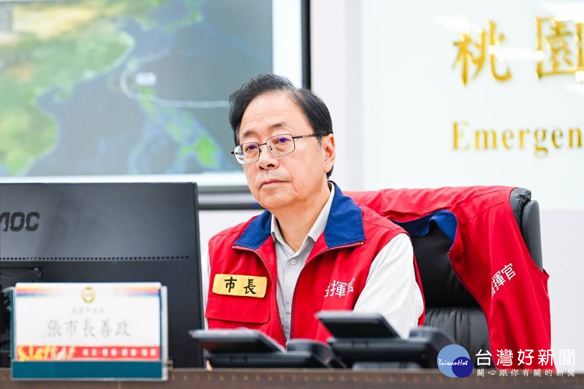 「鳳凰颱風災害應變中心二級開設」桃園市長張善政坐鎮指揮。<br /><br />