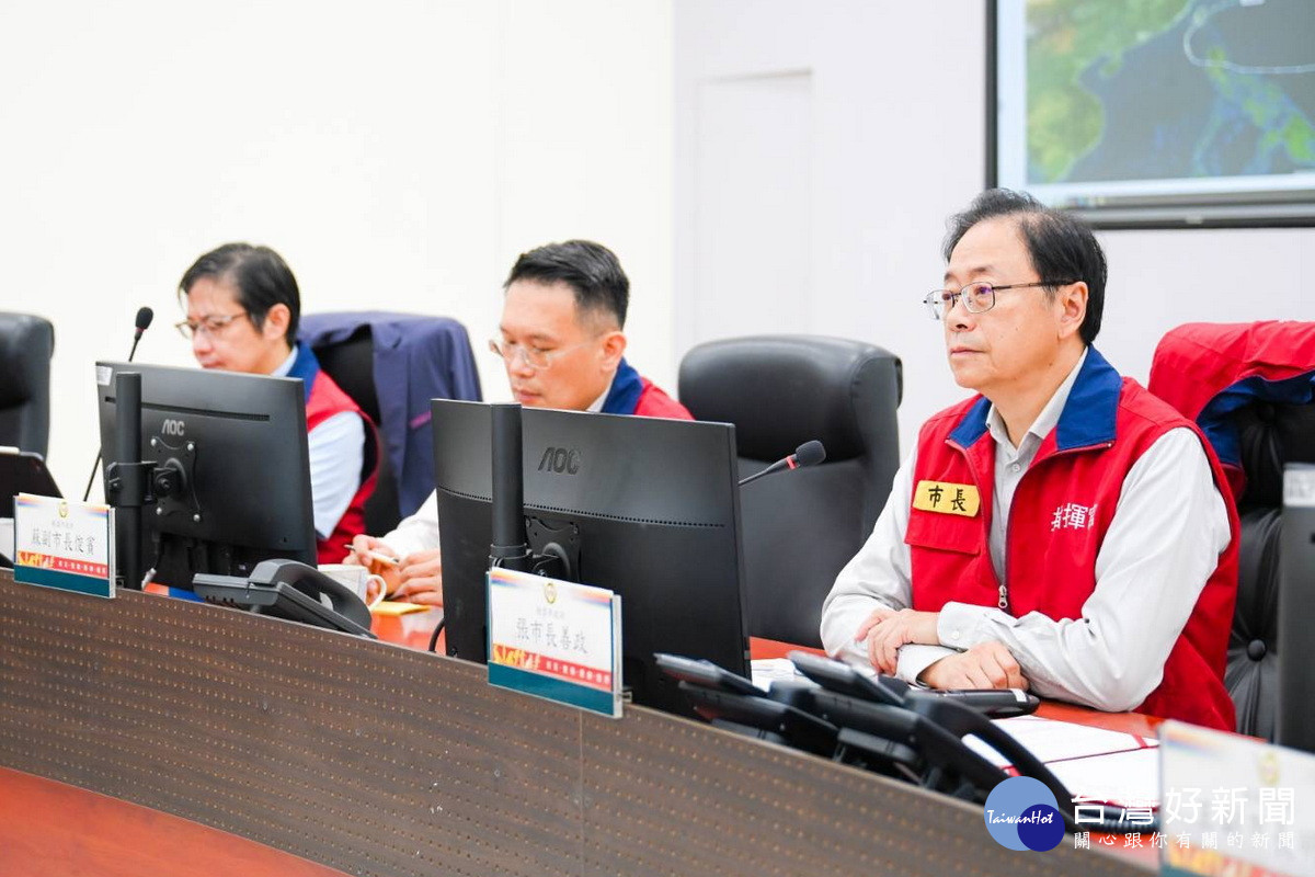 「鳳凰颱風災害應變中心二級開設」桃園市長張善政坐鎮指揮。<br /><br />