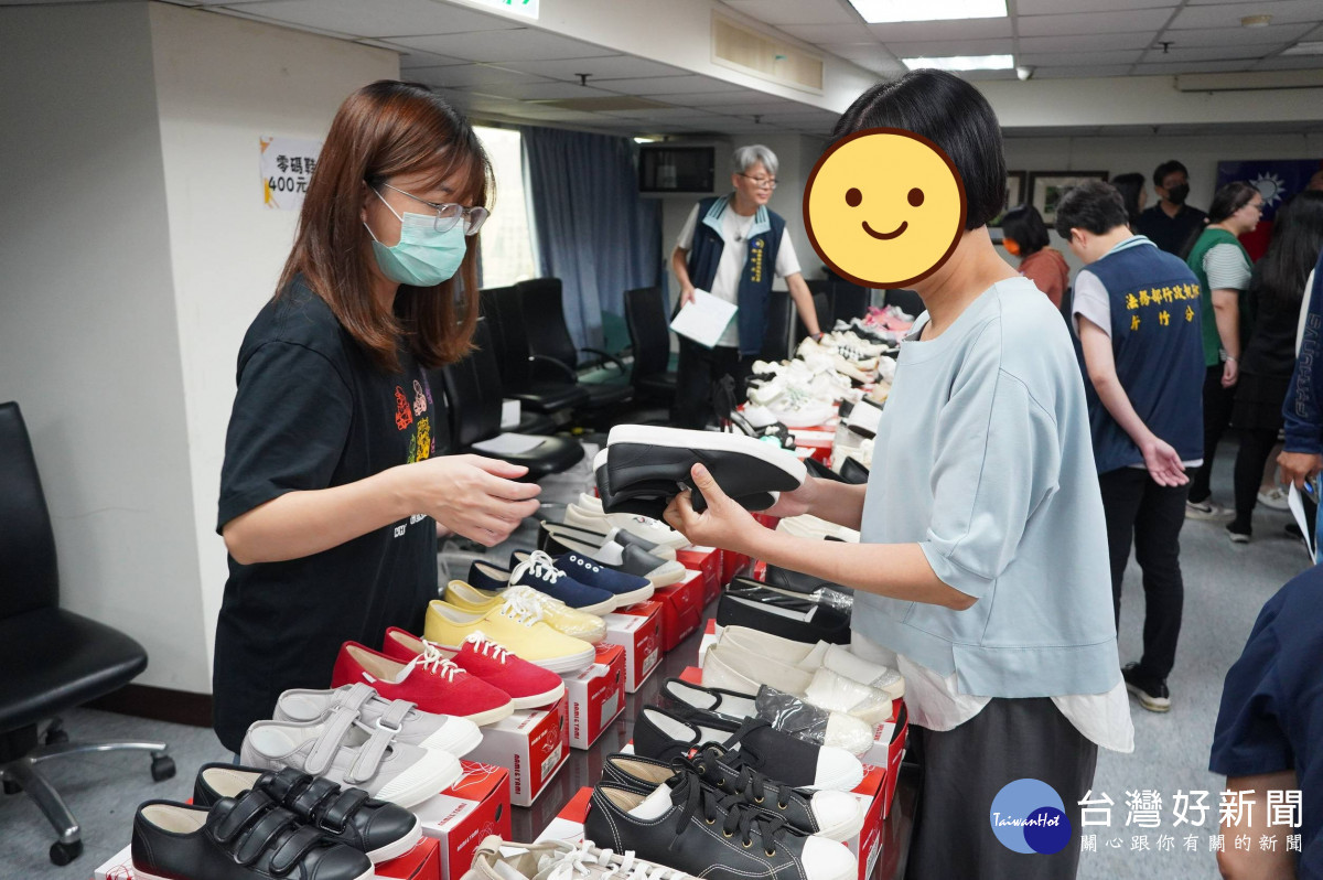 拍賣現場各式零碼鞋供試穿選購。