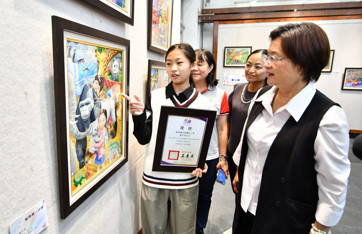 「看見希望 擁抱愛」童畫心世界畫展登場，179幅作品繪出孩子無限可能，縣長王惠美欣賞創作。圖／彰化縣政府提供