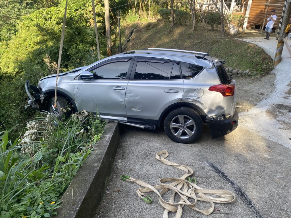 苗栗南庄山區休旅車摔落山谷! 倒車迴轉不慎打滑肇事3人送醫