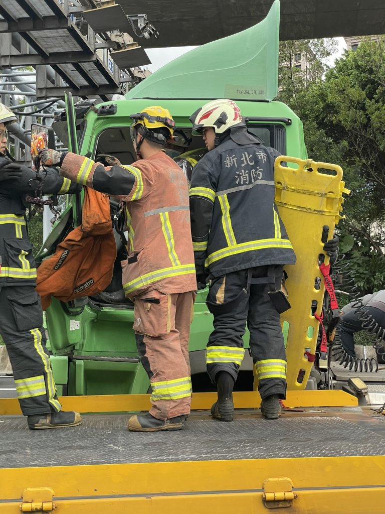 駕駛疑身體不適釀事故!-國道1號五股路段砂石車貨櫃車相撞 車流回堵5公里