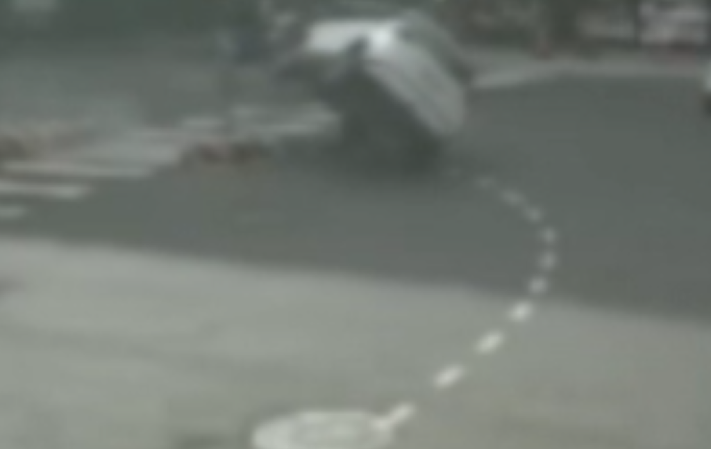 撞擊畫面曝光!沙鹿休旅車撞庇護島翻車 駕駛擠壓傷乘客骨折送醫